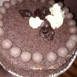 Шоколадова торта със сметана и горски плодове