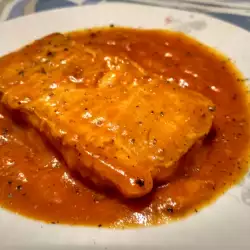 Дива сьомга с доматен сос на тиган