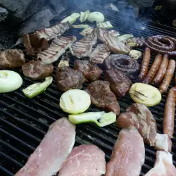 Свинско със зеленчуци на скара в планината