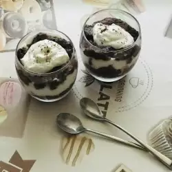 Протеинов десерт със скир в чашки