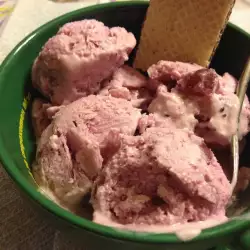 Сладолед с касис и заквасена сметана