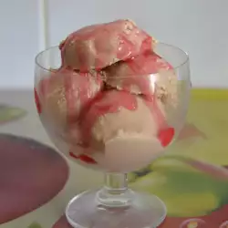 Сладолед от английски крем с ягоди