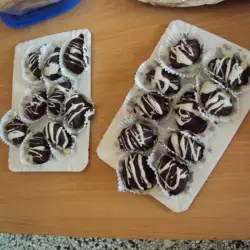 Пълнени сушени сливи с орехи в шоколад