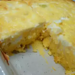 Пухкава солена торта с царевично брашно, сирене и лук