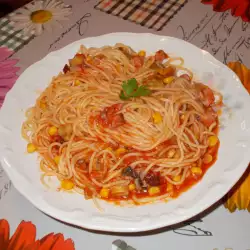 Спагети с английски бекон, царевица и гъби