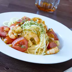 Спагети със скариди и домати