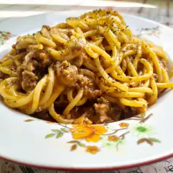 Спагети с доматено-винен сос