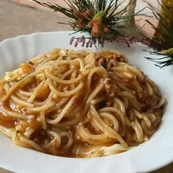 Спагети с кедрови ядки и пуешка кайма