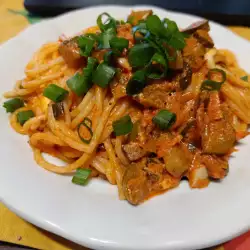 Спагети с доматен сос и кисели краставички