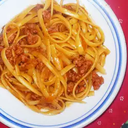 Спагети с кайма и лук