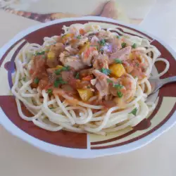 Спагети с пилешко и тиква с доматен сос