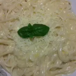Спагети със сос от лимон и кашкавал