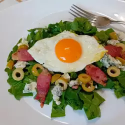 Спаначена салата с яйца на очи