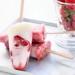 Йогурт със замразени ягоди