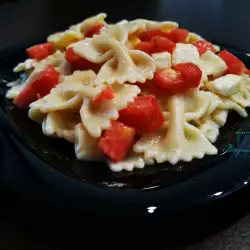 Студена паста с моцарела и чери домати