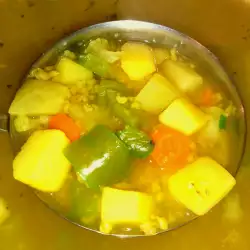 Топла супа с карфиол и ечемичен булгур