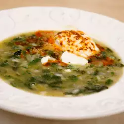 Супа от коприва с ориз и пикантна застройка