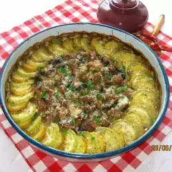Свински късчета с гъбен сос, тиквички и картофи