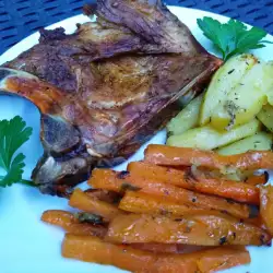Свински пържоли с лук и моркови на фурна