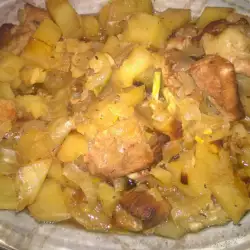 Свински късчета с картофи и праз лук