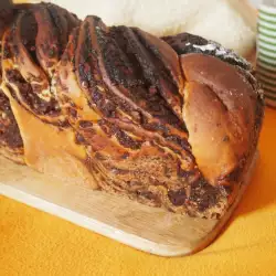 Сладък хляб с какао и канела