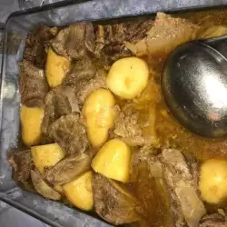 Телешки език с лук и картофи в тенджера под налягане