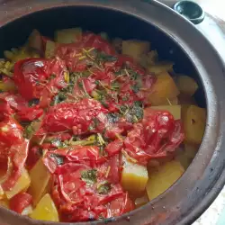 Телешка яхния със зеленчуци в глинен съд