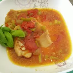 Тилапия с доматен сос и зеленчуци в крок пот