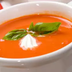 Богата доматена супа с червени чушки