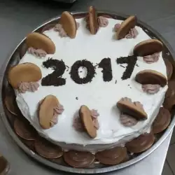 Новогодишна торта с бисквити, крем и сметана