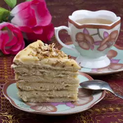 Бисквитена торта с швейцарски маслен крем