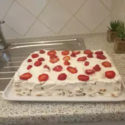Бисквитена торта с ягоди и бита сметана
