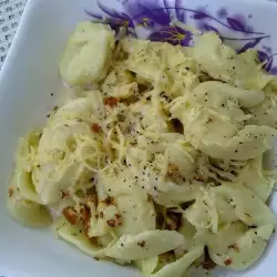 Тоскански тортелини със сирене и бадемов сос
