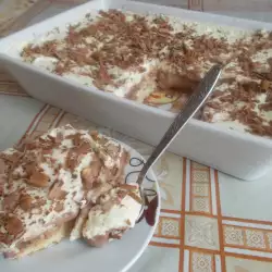 Бисквитена торта със заквасена сметана и бадеми