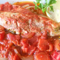 Варена риба с доматен сос