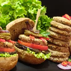 Вегетариански сандвичи с фалафел и гриловани зеленчуци