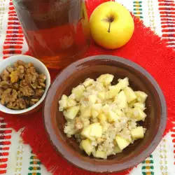 Житена закуска с ябълка, мед и орехи