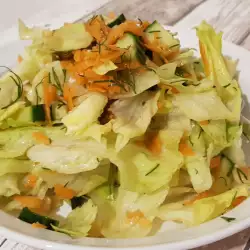 Витаминозна салата с краставички, моркови и копър