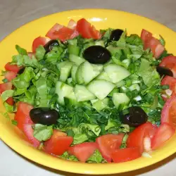 Зелена салата с домати и краставици