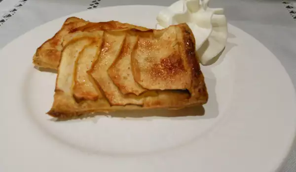 Ябълки в бутер тесто