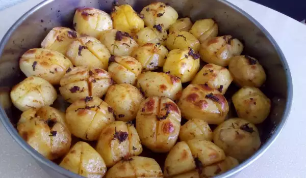 Ароматни цели картофи на фурна