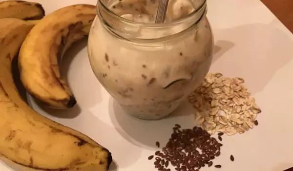 Млечна бананова закуска с микс от семена