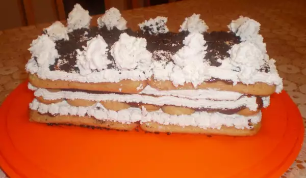 Бърза торта с бишкоти, течен шоколад и сметана
