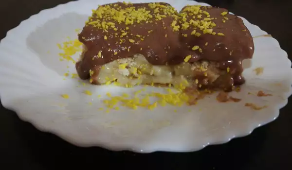 Бисквитена торта с пудинг, течен шоколад и банани