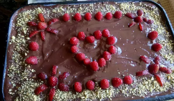 Бисквитена торта с шоколад и малини