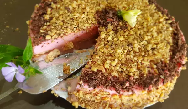 Бисквитена торта с ягодов и вишнев сироп