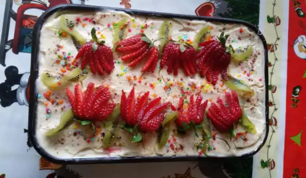 Бисквитена торта с киви, банани и ягоди