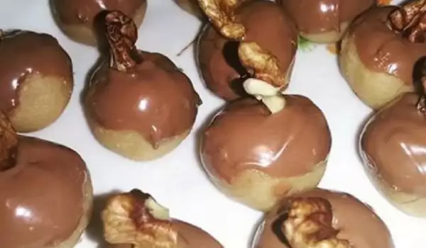 Бисквитени сладки с шоколад и орехи