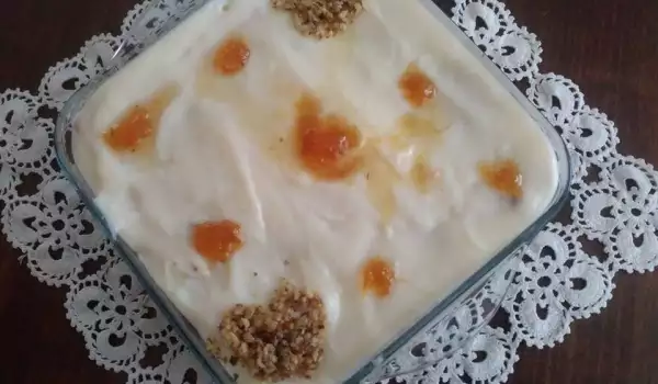 Бисквитена торта с яйчен крем и сладко от смокини