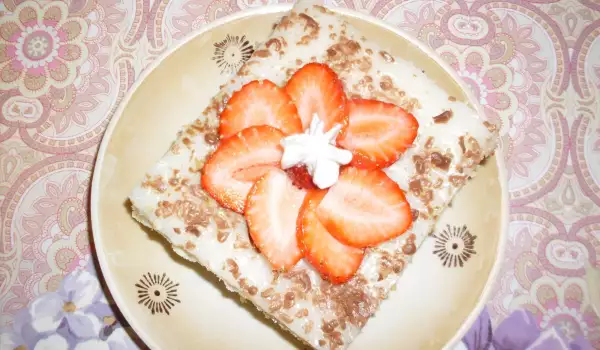 Бисквитена торта с ягоди и шоколад